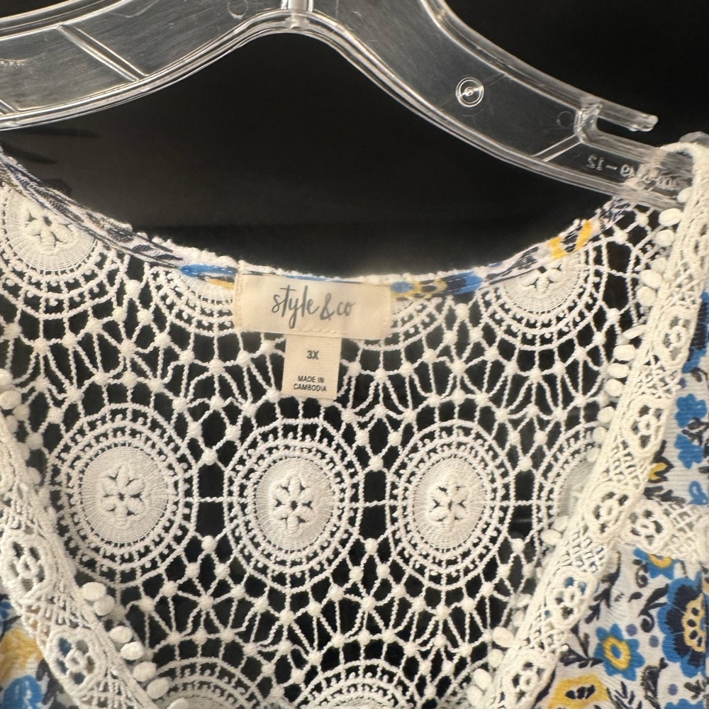 Women’s plus size summer blouse - Picture 2 of 3